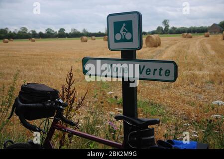 Pédalez en vous appuyant sur un panneau pour la « voie verte » ou « voie verte », un réseau de pistes cyclables tranquilles en France Banque D'Images
