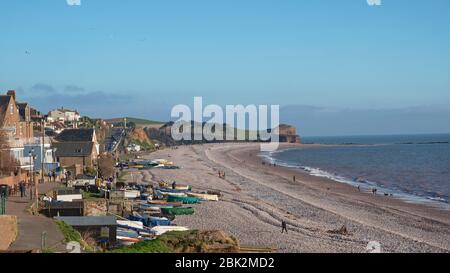 Budleigh Salterton, Angleterre – 30 décembre 2019 : les gens profitent du soleil d'hiver dans la baie de cette petite ville côtière du sud-est du Devon Banque D'Images