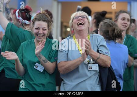 Clap pour les soignants et le NHS à l'hôpital universitaire Southend Southend-on-Sea Essex Banque D'Images