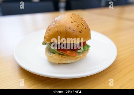 Portrait de petits hamburgers en morsure sur plaque Banque D'Images