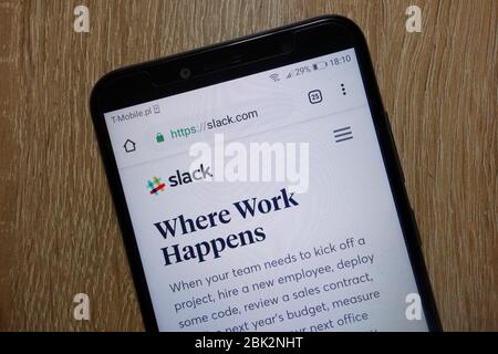 Le site Web Slack (slack.com) s'affiche sur le smartphone Banque D'Images