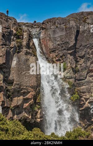 Randonneurs au-dessus des chutes Taranaki, au large du circuit nord de Tongariro, du parc national de Tongariro, de la région de Manawatu-Wanganui, de l'Île du Nord, en Nouvelle-Zélande Banque D'Images