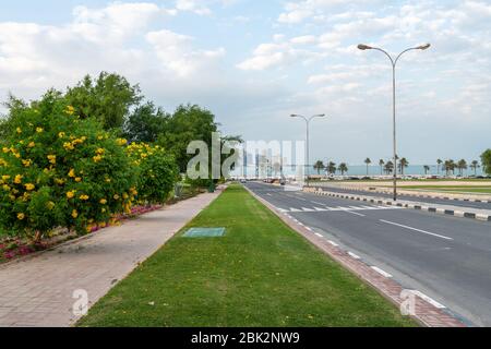 Doha, Qatar - novembre 20. 2019. Paysage urbain avec la rue Al Bidda Banque D'Images