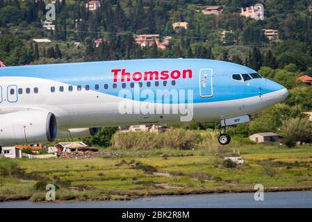 Avion Boeing 737 de Thomson arrivant à terre à l'aéroport international de Corfou. Banque D'Images