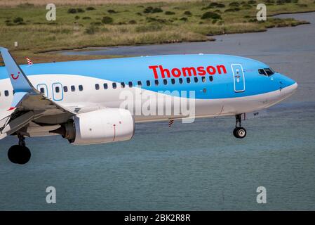 Avion Boeing 737 de Thomson arrivant à terre à l'aéroport international de Corfou. Banque D'Images