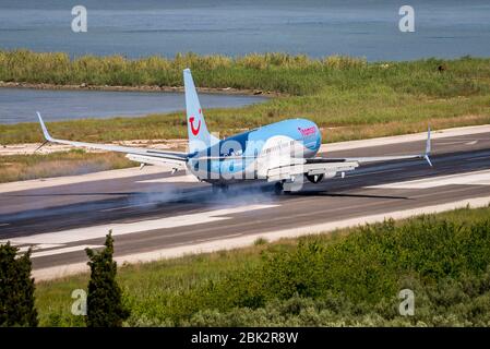 Avion Boeing 737 de Thomson arrivant à terre à l'aéroport international de Corfou. Banque D'Images