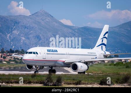 Airbus A319 d'Aegean Airlines circulant sur la piste de l'aéroport international de Corfou. Banque D'Images