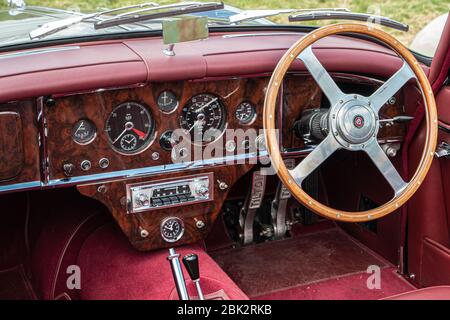 Voiture sport Jaguar classique Tableau de bord et intérieur noyer. Banque D'Images