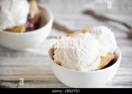 Cobleur de cerise maison frais servi avec deux pelles de glace à la vanille. Mise au point sélective avec fond flou. Banque D'Images