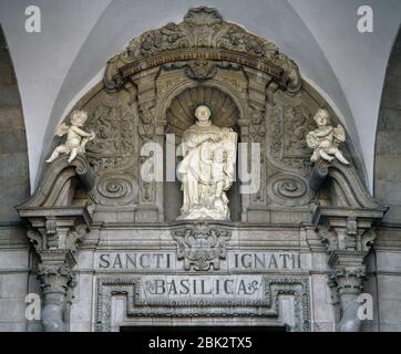 Saint Ignace de Loyola (1491-1556). Prêtre catholique basque espagnol, co-fondateur de la Société de Jésus (Jésuites). Détail sculptural sur le porche d'entrée de la basilique du Sanctuaire de Loyola. Azpeitia, province de Guipuzcoa, Pays basque, Espagne. Banque D'Images