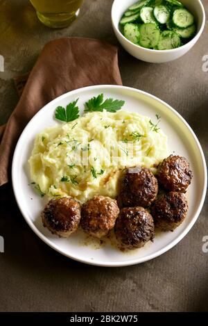 Côtelettes de viande hachées avec purée de pommes de terre sur fond brun. Vue rapprochée Banque D'Images