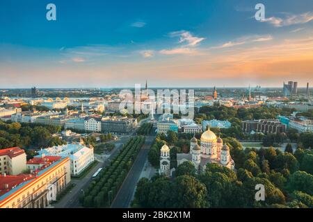 Riga, Lettonie. Riga Cityscape. Vue de dessus des bâtiments Ministère de la Justice, Cour suprême, Cabinet des ministres en été soir. Vue aérienne Banque D'Images