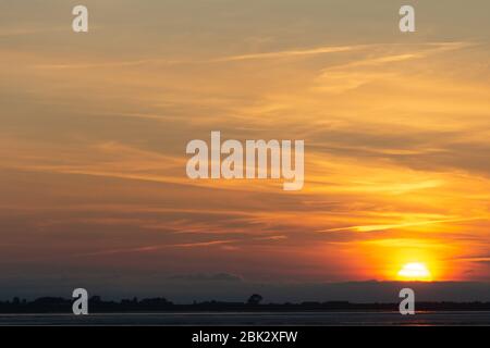 Coucher de soleil sur la plage avec un éclairage brillant Banque D'Images