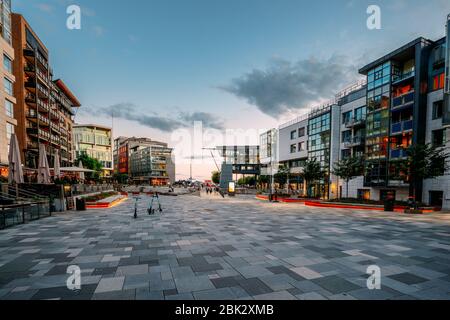 Oslo, Norvège. Maisons Résidentielles De Plusieurs Étages Dans Le District D'Aker Brygge En Été Soir. Endroit Célèbre Et Populaire Banque D'Images