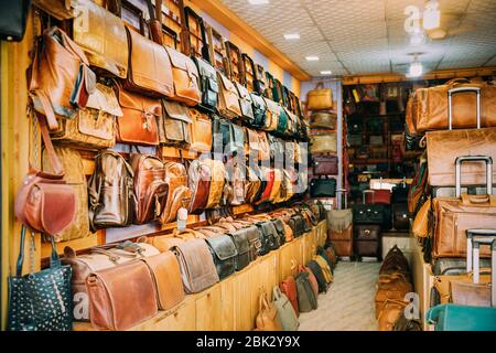 Canacona, Goa, Inde. Boutique avec des articles en cuir - sacs, portefeuilles, sacs à dos, serviettes. Banque D'Images