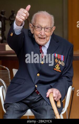 (200501) -- BEDFORDSHIRE, 1er mai 2020 (Xinhua) -- le capitaine britannique Tom Moore se met en avant et sourit dans le Bedfordshire, Grande-Bretagne, 30 avril 2020. Célébrant son 100ème anniversaire jeudi, le vétéran britannique Tom Moore a levé plus de 30 millions de livres (environ 37,8 millions de dollars américains) pour le National Health Service (NHS) en marchant sur son jardin. Crédit: Xinhua/Alay Live News Banque D'Images