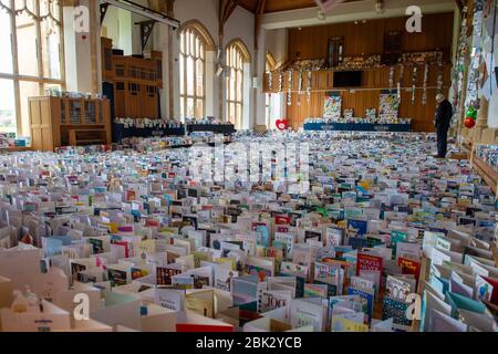 (200501) -- BEDFORDSHIRE, 1er mai 2020 (Xinhua) -- des dizaines de milliers de cartes d'anniversaire pour le vétéran britannique Tom Moore sont représentées dans une salle d'école du Bedfordshire, Grande-Bretagne, 29 avril 2020. Célébrant son 100ème anniversaire jeudi, le vétéran britannique Tom Moore a levé plus de 30 millions de livres (environ 37,8 millions de dollars américains) pour le National Health Service (NHS) en marchant sur son jardin. Crédit: Xinhua/Alay Live News Banque D'Images