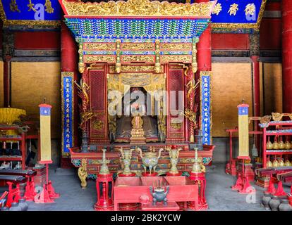 Autel à l'intérieur de la salle de la Grande perfection (Dacheng Hall), le sanctuaire principal du Temple de Confucius, site classé au patrimoine mondial de l'UNESCO à Qufu, Shandong Banque D'Images