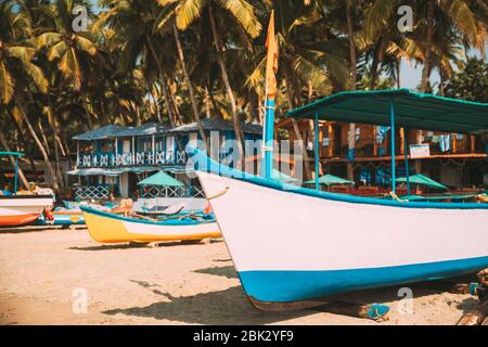 Canacona, Goa, Inde. Visite touristique bateau touristique stationné sur la célèbre plage de Palolem en été Sunny Day. Banque D'Images