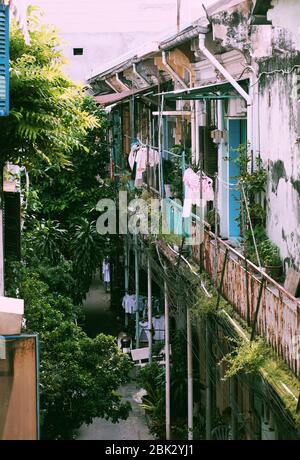 Extérieur de l'ancien bâtiment appartement en couleur du temps dans la ville chinoise, Ho Chi Minh ville, Vietnam, belle maison ancienne avec un motif antique Banque D'Images