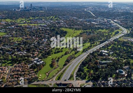 Johannesburg. 1 mai 2020. La photo aérienne prise le 1er mai 2020 montre la vue sur la ville de Johannesburg, en Afrique du Sud. L'Afrique du Sud a commencé à assouplir les restrictions de verrouillage depuis vendredi. Crédit: Chen Cheng/Xinhua/Alay Live News Banque D'Images