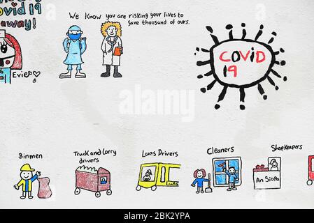 Une partie de l'œuvre d'art locale pour enfants, qui présente la toute dernière murale sur le thème du coronavirus de l'artiste irlandais Emmalene Blake, créée avec l'aide d'enfants locaux à Kingswood, Dublin, qui rend hommage aux travailleurs de première ligne. Banque D'Images