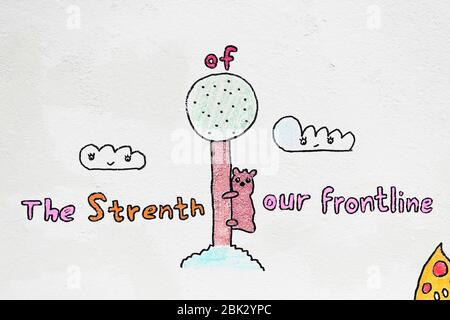 Une partie de l'œuvre d'art locale pour enfants, qui présente la toute dernière murale sur le thème du coronavirus de l'artiste irlandais Emmalene Blake, créée avec l'aide d'enfants locaux à Kingswood, Dublin, qui rend hommage aux travailleurs de première ligne. Banque D'Images