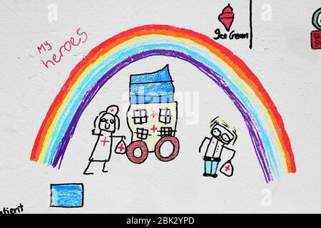 Une partie de l'œuvre d'art locale pour enfants, qui présente la toute dernière murale sur le thème du coronavirus de l'artiste irlandais Emmalene Blake, créée avec l'aide d'enfants locaux à Kingswood, Dublin, qui rend hommage aux travailleurs de première ligne. Banque D'Images