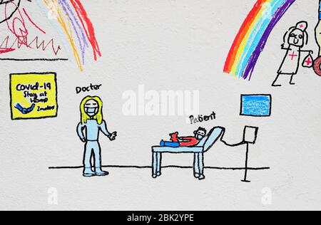 Une partie de l'œuvre d'art locale pour enfants, qui présente la toute dernière murale sur le thème du coronavirus de l'artiste irlandais Emmalene Blake, créée avec l'aide d'enfants locaux à Kingswood, Dublin, qui rend hommage aux travailleurs de première ligne. Banque D'Images