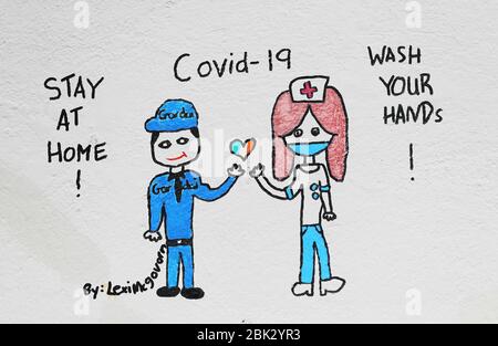 Une partie de l'œuvre d'art locale pour enfants, qui présente la toute dernière murale sur le thème du coronavirus de l'artiste irlandais Emmalene Blake, créée avec l'aide d'enfants locaux à Kingswood, Dublin, qui rend hommage aux travailleurs de première ligne. Banque D'Images