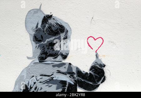 Une partie de l'œuvre d'art locale pour enfants, qui présente la toute dernière murale sur le thème du coronavirus de l'artiste irlandais Emmalene Blake, créée avec l'aide d'enfants locaux à Kingswood, Dublin, qui rend hommage aux travailleurs de première ligne. Banque D'Images