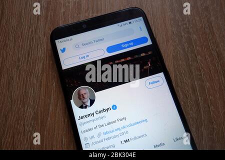 La page officielle Twitter de Jeremy Corbyn est affichée sur le smartphone Banque D'Images