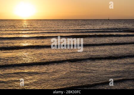 Coucher de soleil sur la plage avec un éclairage brillant Banque D'Images