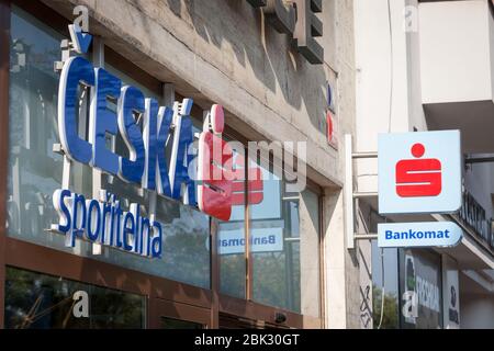 PRAGUE, TCHÉQUIE - 31 OCTOBRE 2019: Logo de la banque Ceska Sporitelna pris devant leur succursale de Prague partie du groupe Erste Sparkasse, Ceska spori Banque D'Images