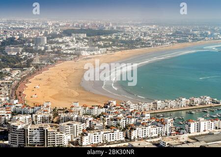 Architecture moderne blanche entourant une plage de sable incroyablement large à Agadir, au Maroc, en Afrique du Nord Banque D'Images