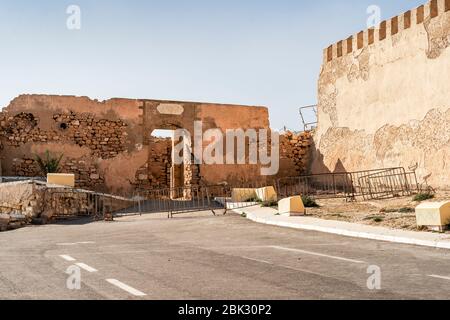 Ruines de la colline d'Oufella avec les murs de la vieille ville d'Agadir qui a été détruite par le séisme, Maroc, Afrique Banque D'Images