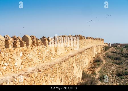 Ruines de la colline d'Oufella avec les murs de la vieille ville d'Agadir qui a été détruite par le séisme, Maroc, Afrique Banque D'Images