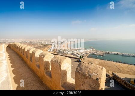 Agadir moderne avec une large plage et un port vu des murs de la vieille ville sur la colline d'Oufella, au Maroc, en Afrique Banque D'Images