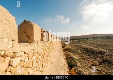 Ruines de la colline d'Oufella avec les murs de la vieille ville d'Agadir qui a été détruite par le séisme, Maroc, Afrique Banque D'Images