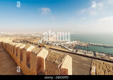 Agadir moderne avec une large plage et un port vu des murs de la vieille ville sur la colline d'Oufella, au Maroc, en Afrique Banque D'Images