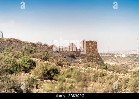 Ruines de la colline d'Oufella avec les murs de la vieille ville d'Agadir qui a été détruite par le séisme, Maroc, Afrique Banque D'Images