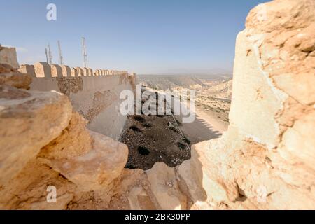 Ruines de la colline d'Oufella avec les murs de la vieille ville d'Agadir qui a été détruite par le séisme, Maroc, Afrique Banque D'Images