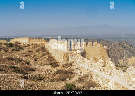 Ruines de la colline d'Oufella avec les murs de la vieille ville d'Agadir qui a été détruite par le séisme, Maroc, Afrique Banque D'Images