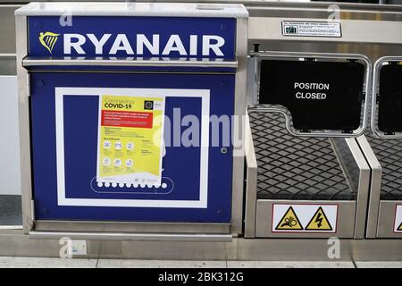 Informations sur coronavirus au bureau d'enregistrement de Ryanair au terminal 1 de l'aéroport de Dublin. Le groupe aérien budgétaire a annoncé que jusqu'à 3 000 emplois dans les pilotes et les équipages de cabine seront réduits dans un programme de restructuration qui pourrait également impliquer des congés non payés, des salaires réduits de 20 %, Et la fermeture de "plusieurs bases d'avions à travers l'Europe" jusqu'à ce que la demande de voyages aériens se rétablit. Date de l'image: Vendredi 1er mai 2020. Voir l'histoire de PA SANTÉ Coronavirus. Crédit photo devrait lire: Brian Lawless/PA Wire Banque D'Images