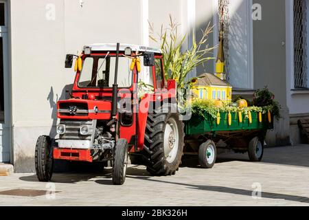 Graz/Autriche - septembre 2019 : festival annuel d'automne de la culture populaire styrienne (Aufsteirern). Tracteur avec composition automnale lors de la fête Banque D'Images