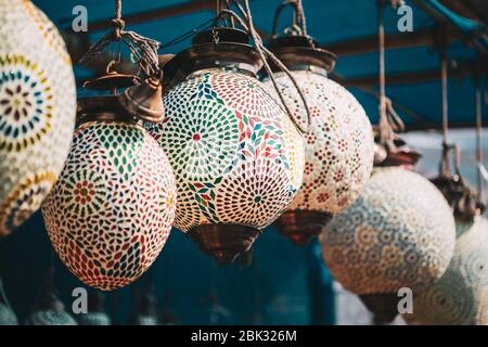 Inde. Marché avec de nombreuses lampes indiennes et lanternes colorées et artisanaux. Lanternes suspendues dans la boutique à vendre. Souvenirs populaires de l'Inde. Banque D'Images