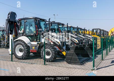 De nombreux tracteurs différents sont à la hauteur du salon agricole pour la vente à l'extérieur. Équipement agricole. Banque D'Images