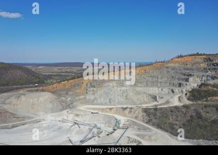 Carrière de granit de Grandemar située dans le village de Morlala, comté de Transylvanie, Roumanie. Équipement d'excavation et de traitement. Journée ensoleillée. Banque D'Images