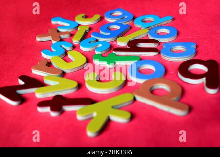 Alphabet anglais. Petites lettres anglaises en bois colorées sur fond rose. Banque D'Images