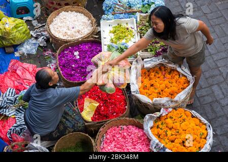 Deux femmes balinaises au marché des fruits et légumes, Ubud, Bali, Indonésie Banque D'Images